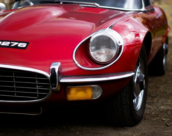What Are the Steps to Safely Lower the Suspension on a Jaguar E-Type?